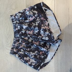 Lululemon Hotty Hot Short II Long 4” Spring Bloom Multi Black W7AJUT size 6